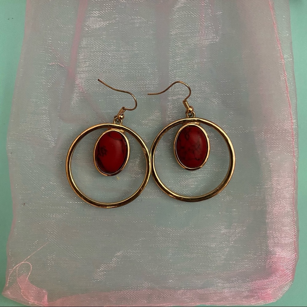 Gold earrings with garnet stone